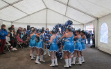 Groupe des moyennes pompons majorettes bleus et argentés